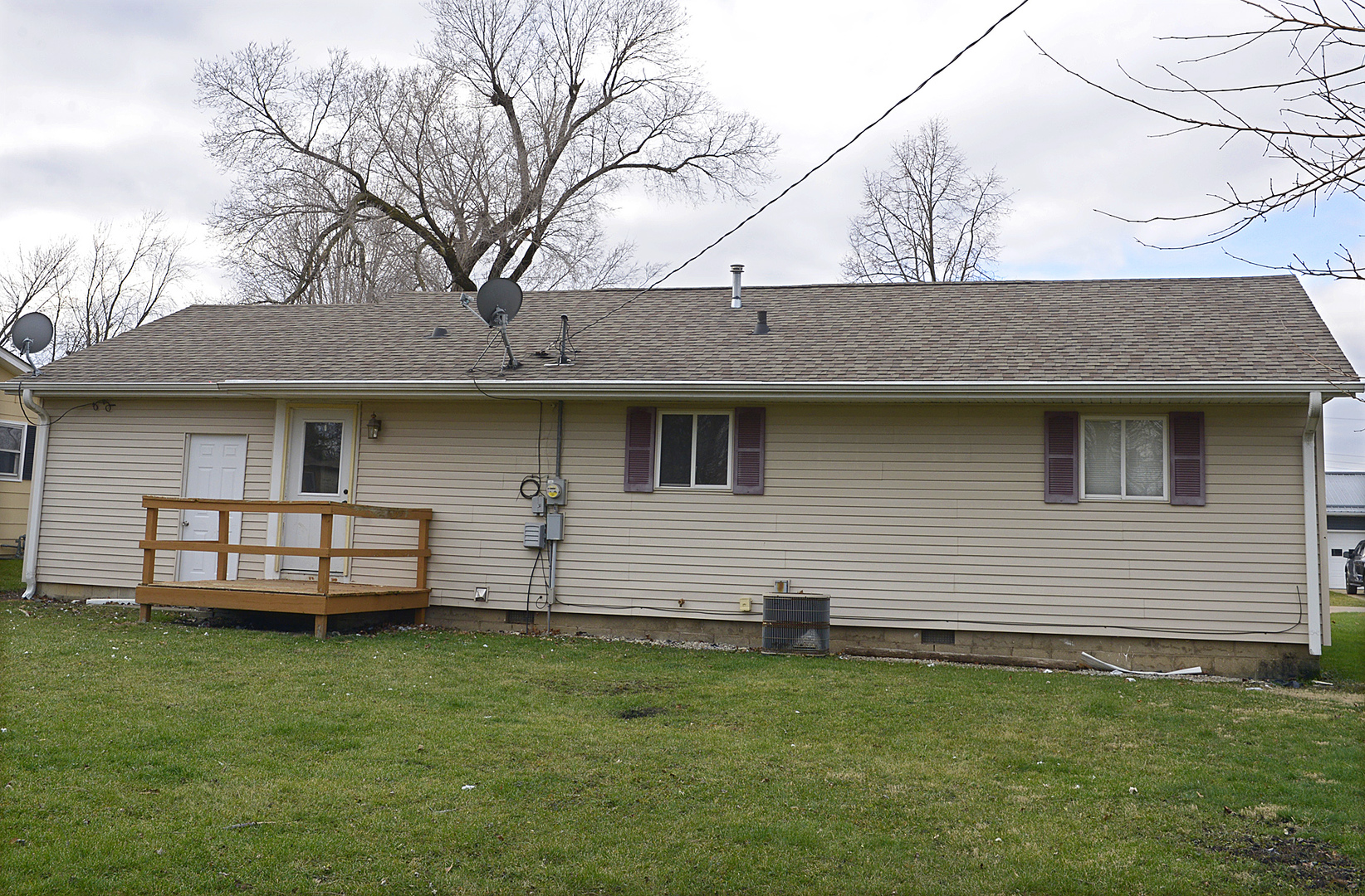 736 Westwood Drive Ottawa, IL 61350 - Photo 13 of 15 a front view of a house with a garden