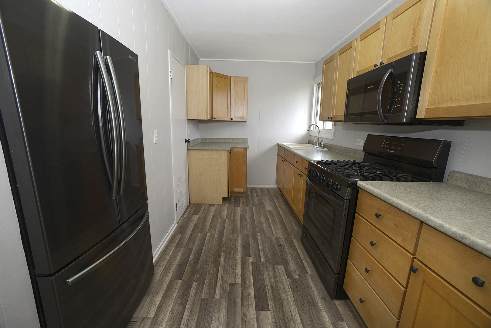 736 Westwood Drive Ottawa, IL 61350 - Photo 4 of 15 a kitchen with granite countertop a refrigerator stove and sink