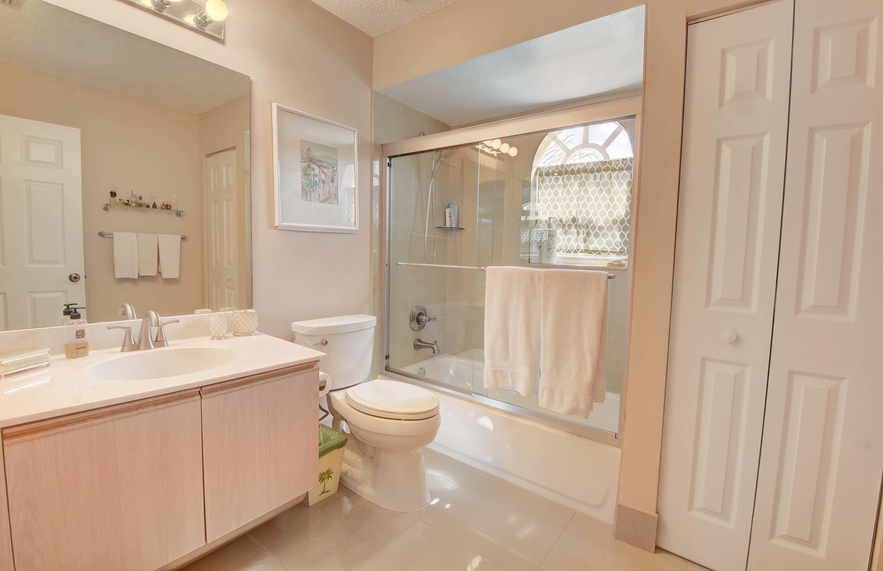 9593 Tavernier Drive Boca Raton, FL 33496 - Photo 21 of 32 Bathroom 2