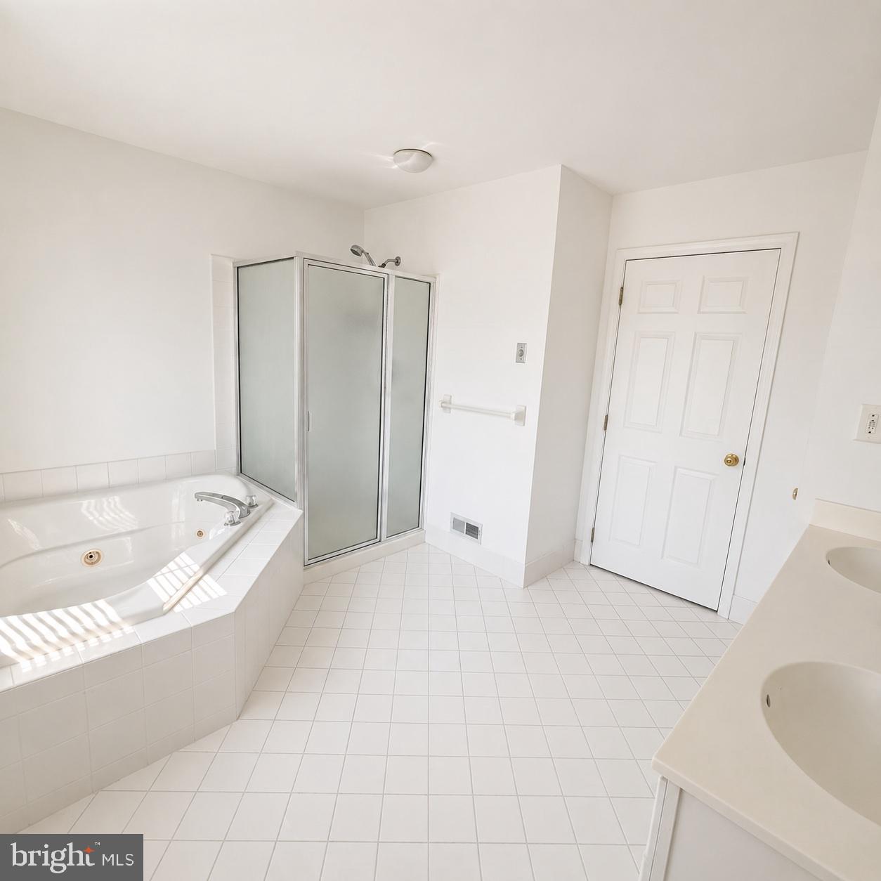 11 Hogan Way Moorestown, NJ 08057 - Photo 5 of 9 Bright and airy spa-like retreat.