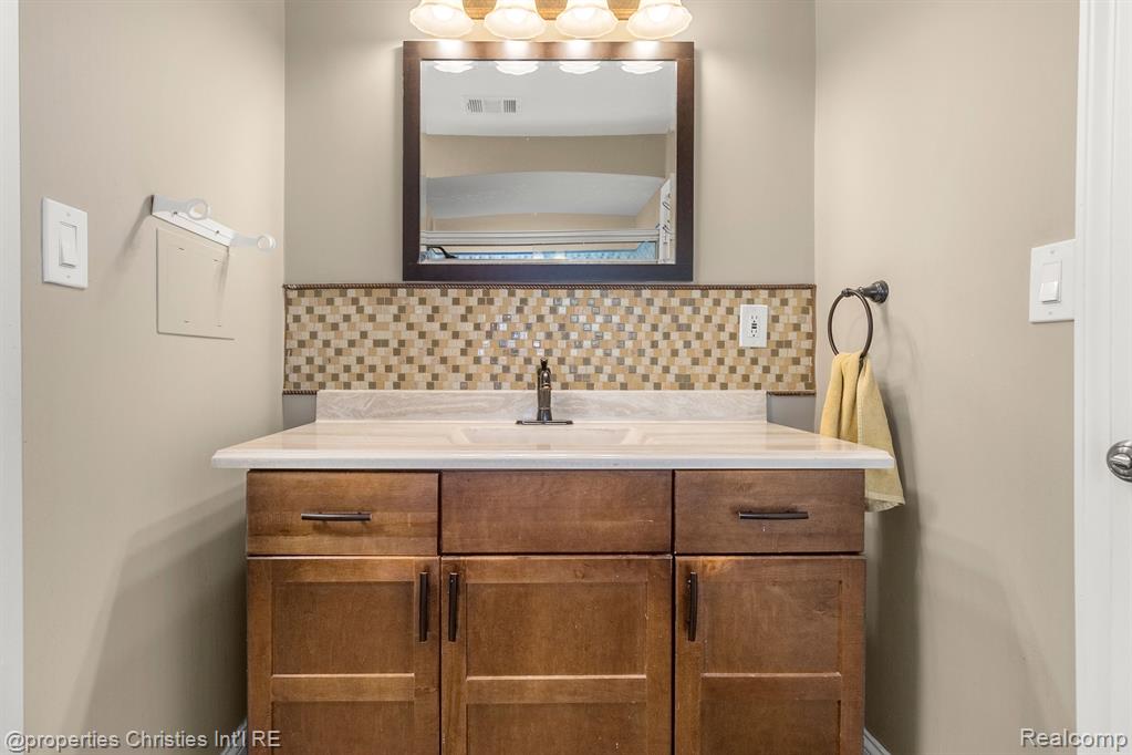 176 Barrington Road Bloomfield Hills, MI 48302 - Photo 22 of 41