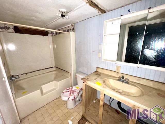 204 Floral Street Gray, LA 70359 - Photo 11 of 23 Bathroom