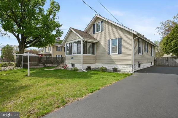 $348,000 | 323 Maple Avenue, Delanco, NJ 08075