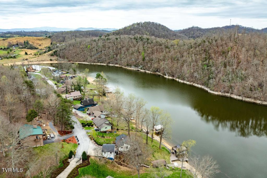 487 Lakeshore Road Bluff City, TN 37618 - Photo 14 of 78 487 Lakeshore Dr (4 of 120)