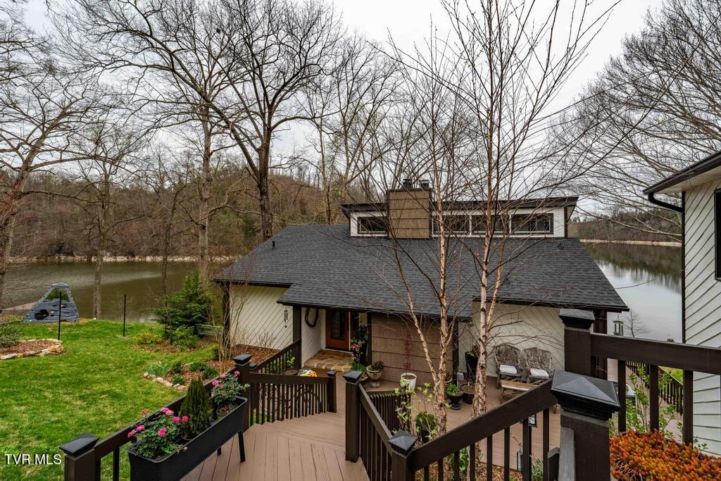 487 Lakeshore Road Bluff City, TN 37618 - Photo 2 of 78 487 Lakeshore Dr (33 of 120)