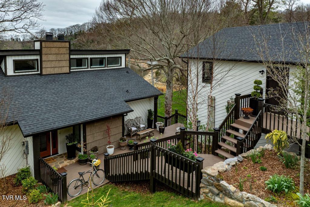 487 Lakeshore Road Bluff City, TN 37618 - Photo 4 of 78 487 Lakeshore Dr (14 of 120)