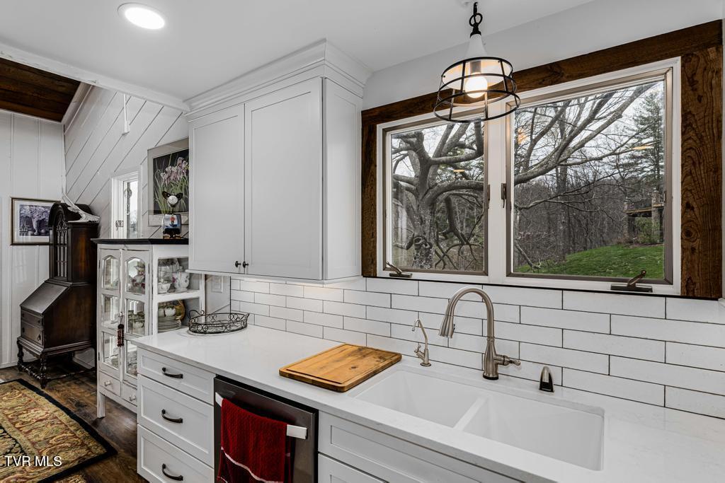 487 Lakeshore Road Bluff City, TN 37618 - Photo 49 of 78 487 Lakeshore Dr (94 of 120)