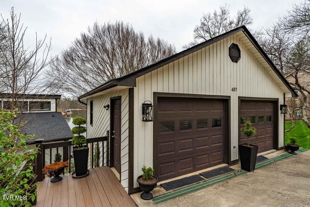 487 Lakeshore Road Bluff City, TN 37618 - Photo 5 of 78 487 Lakeshore Dr (31 of 120)