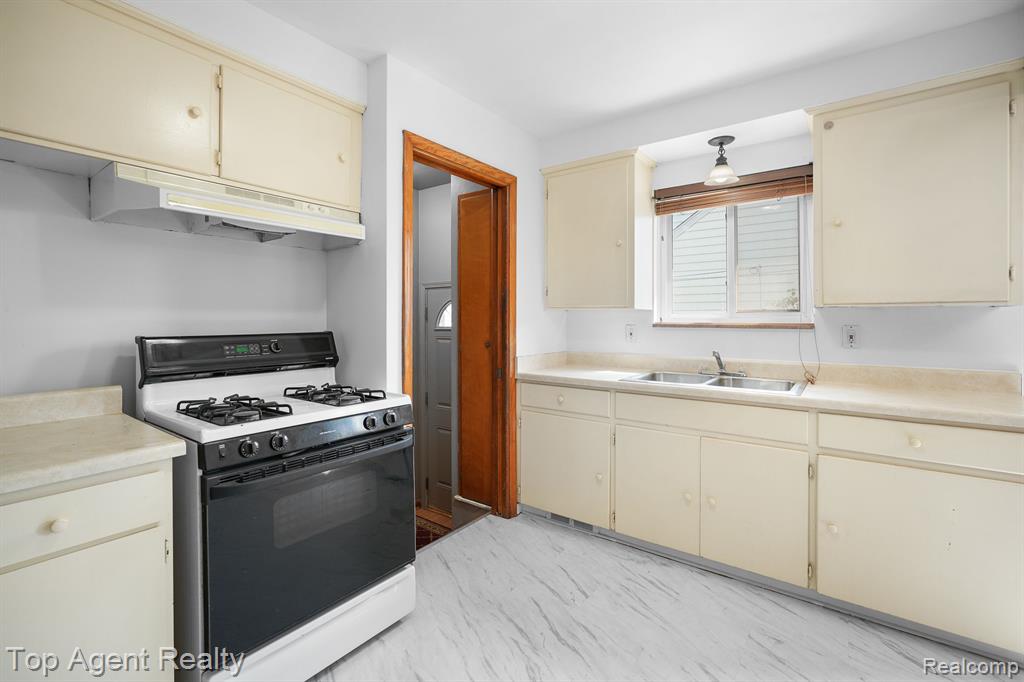 8057 Dale Center Line, MI 48015 - Photo 7 of 24