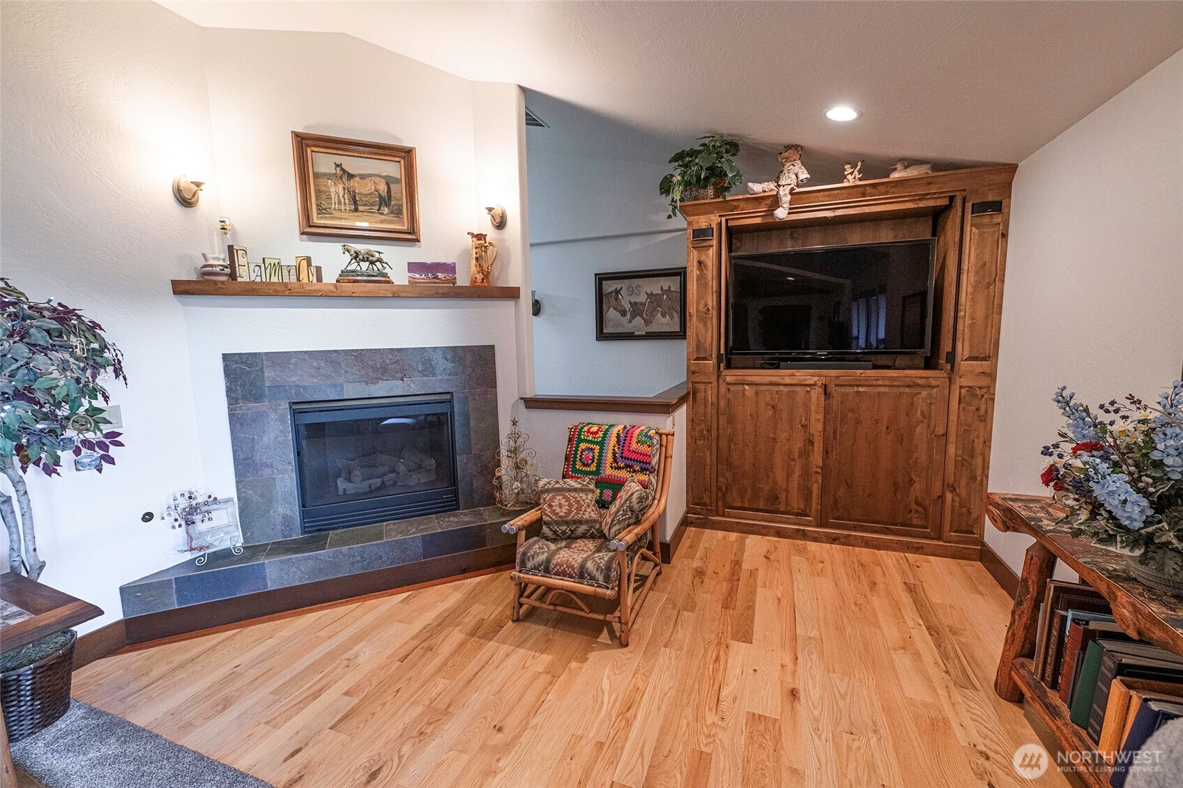 211 Last Chance Road Walla Walla, WA 99362 - Photo 14 of 40 a living room with furniture and a fireplace