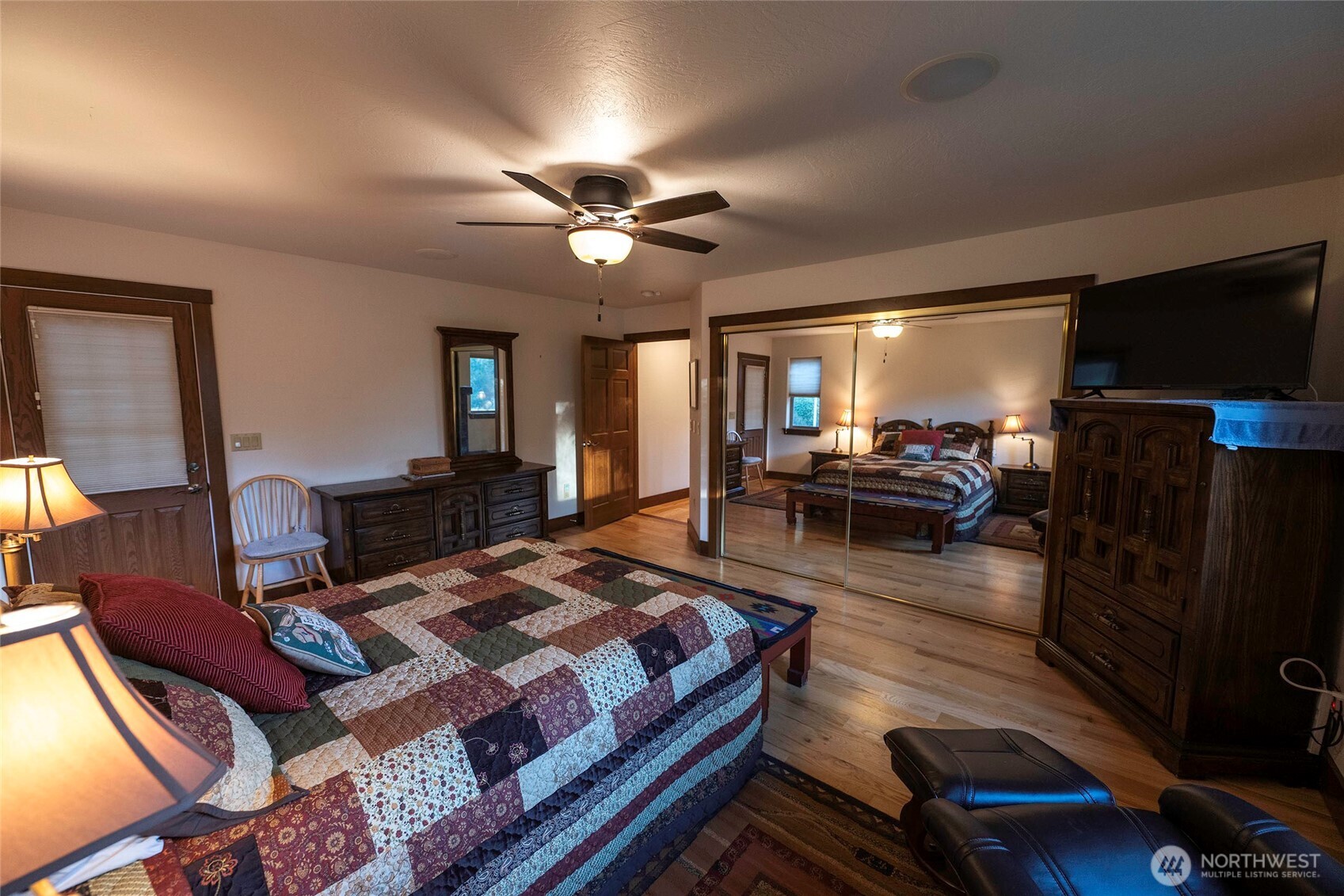 211 Last Chance Road Walla Walla, WA 99362 - Photo 28 of 40 a living room with furniture a flat screen tv and a chandelier