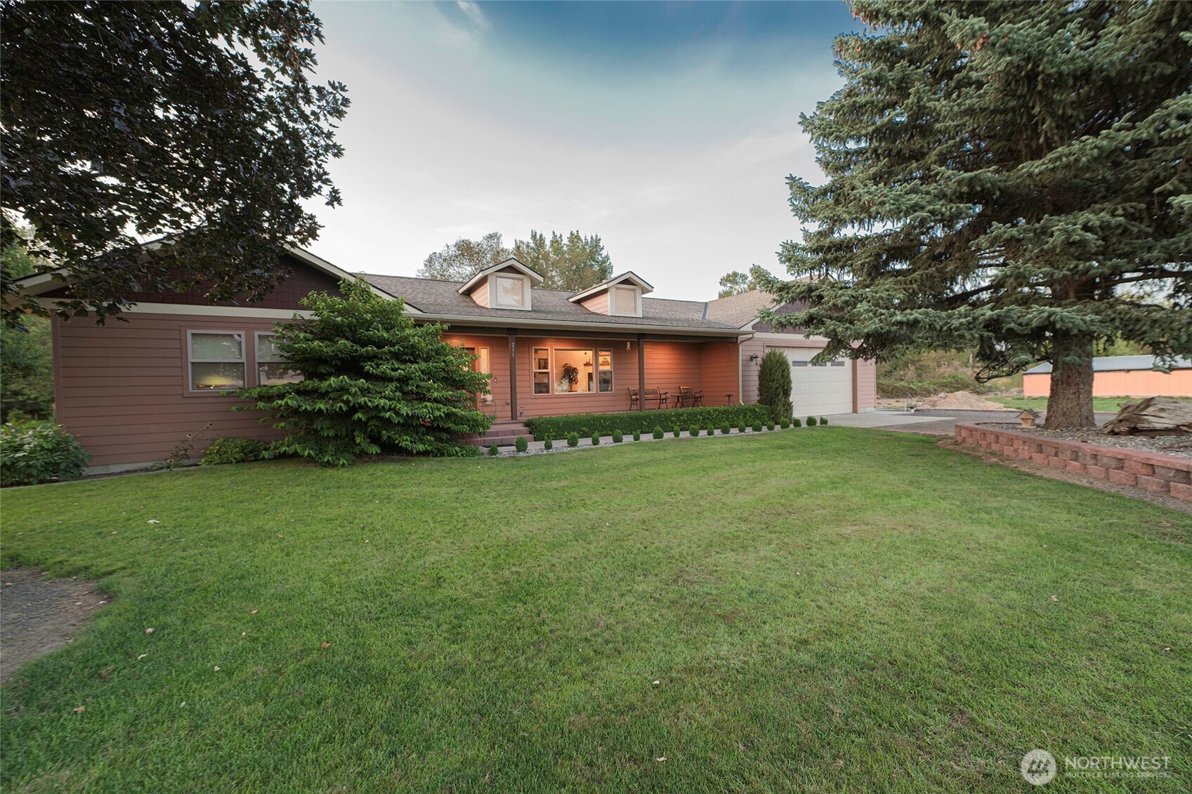 211 Last Chance Road Walla Walla, WA 99362 - Photo 3 of 40 a front view of a house with garden