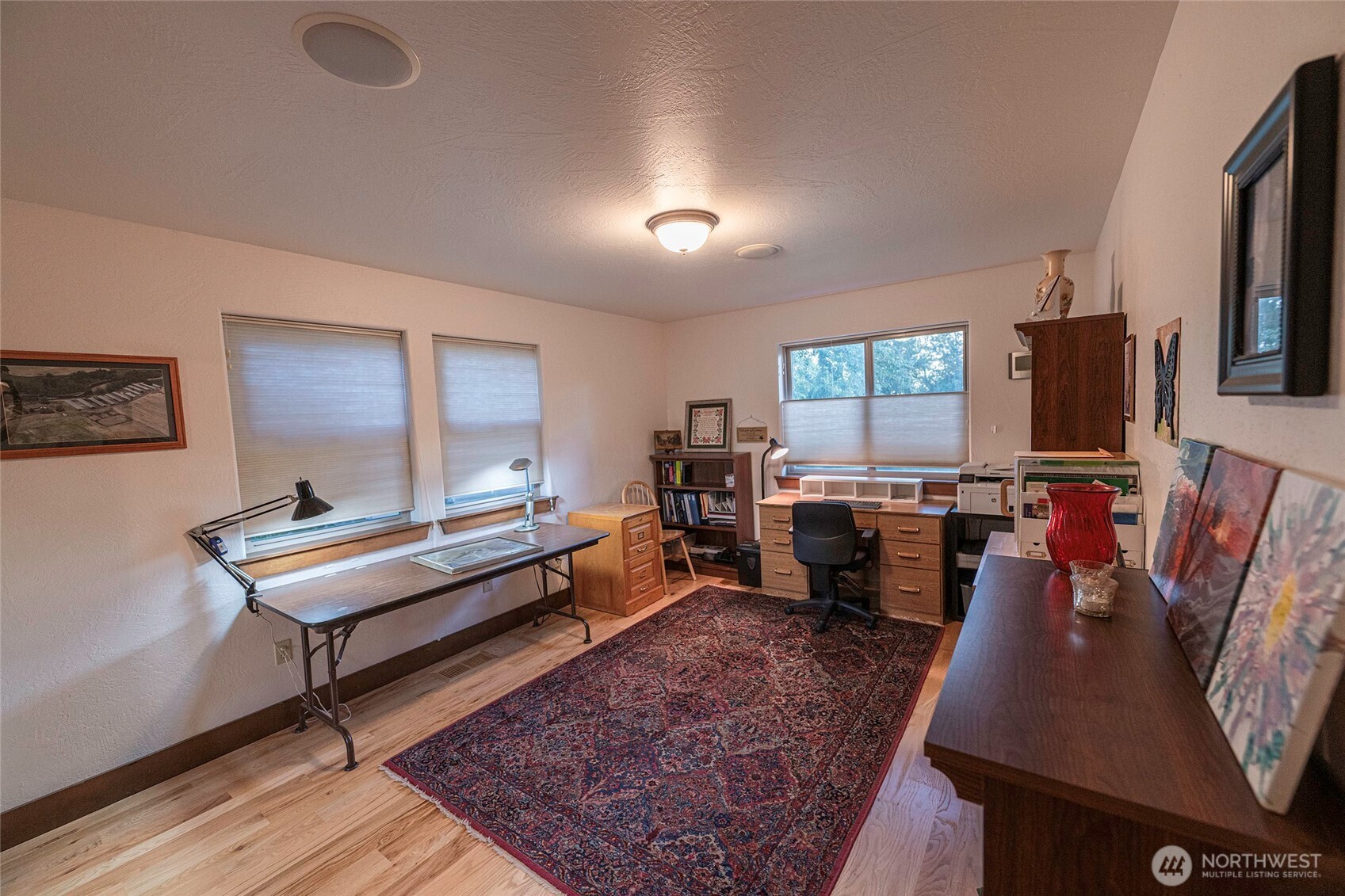 211 Last Chance Road Walla Walla, WA 99362 - Photo 33 of 40 a living room with furniture and a flat screen tv