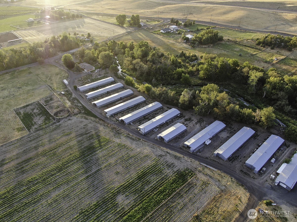 211 Last Chance Road Walla Walla, WA 99362 - Photo 38 of 40 an aerial view of residential houses with outdoor space