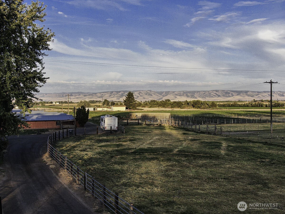 211 Last Chance Road Walla Walla, WA 99362 - Photo 40 of 40 a view of an ocean with city