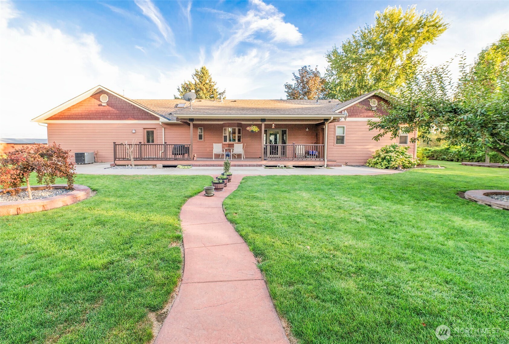 211 Last Chance Road Walla Walla, WA 99362 - Photo 4 of 40 a front view of a house with garden