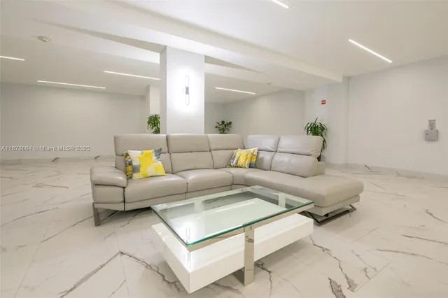 $795,000 | Oceanside, Hallandale Beach, FL 33009