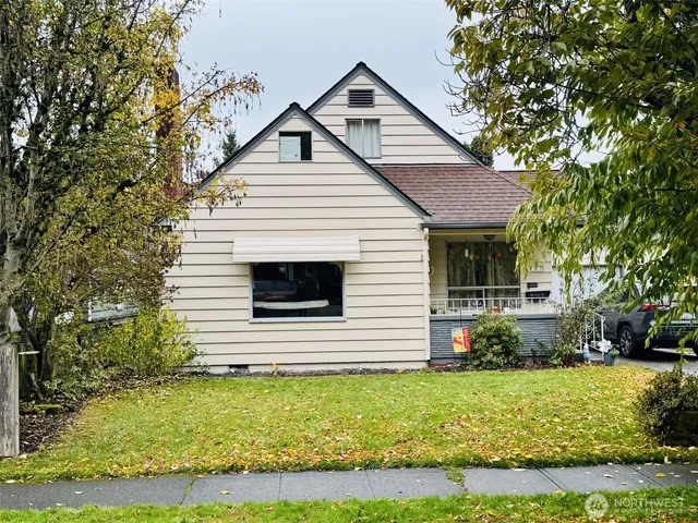 a view of a house with a yard