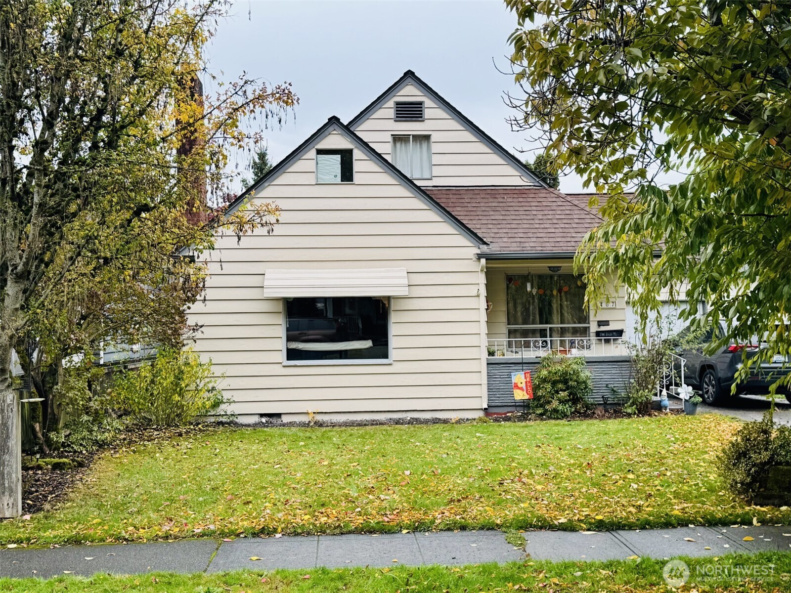 a view of a house with a yard