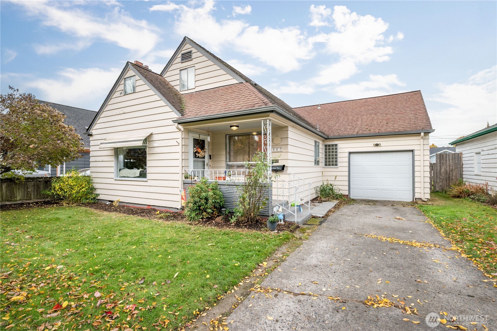 467 19th Avenue Longview, WA 98632 - Photo 2 of 30 a front view of a house with garden