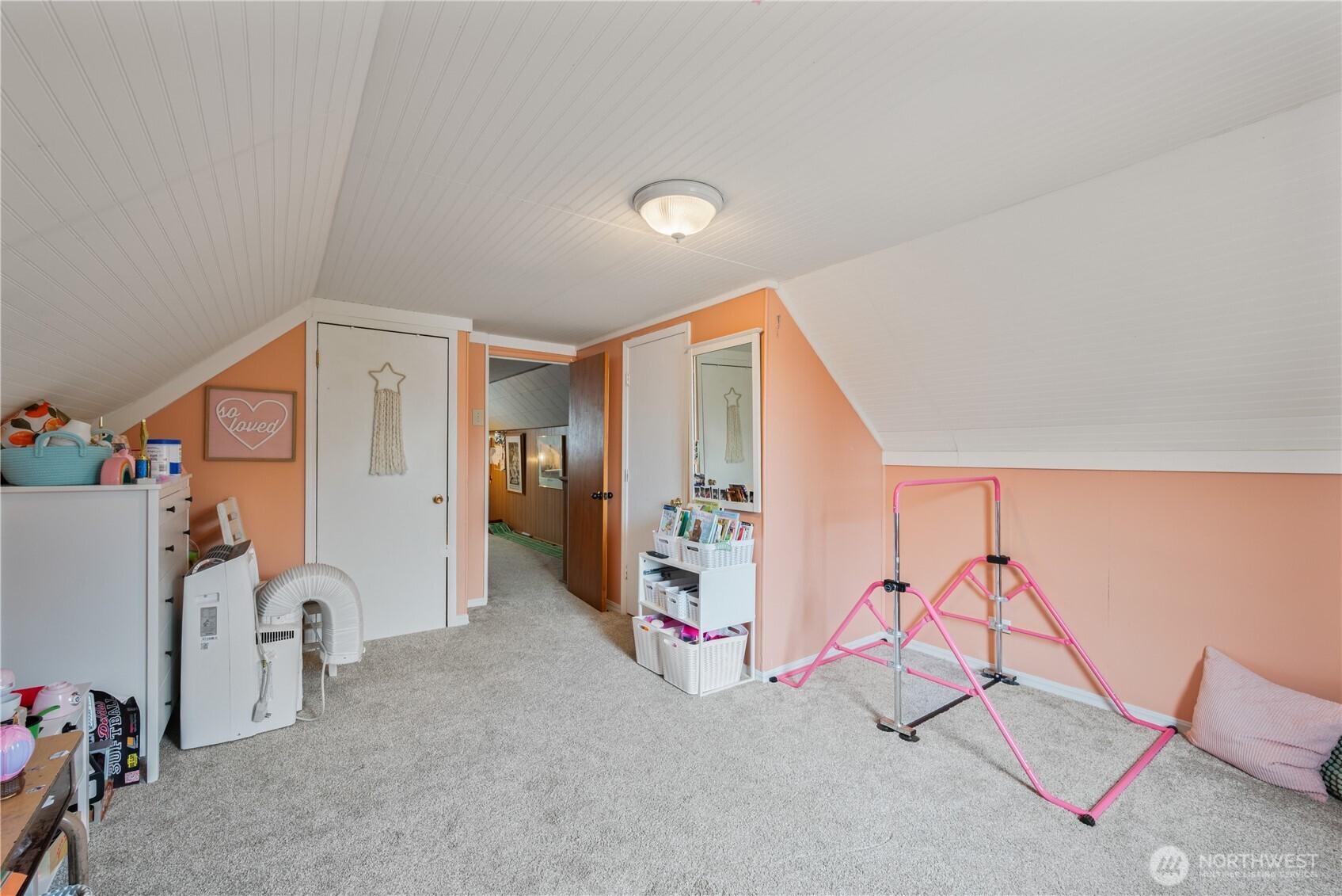 467 19th Avenue Longview, WA 98632 - Photo 23 of 30 a view of a livingroom with couch and ceiling fan