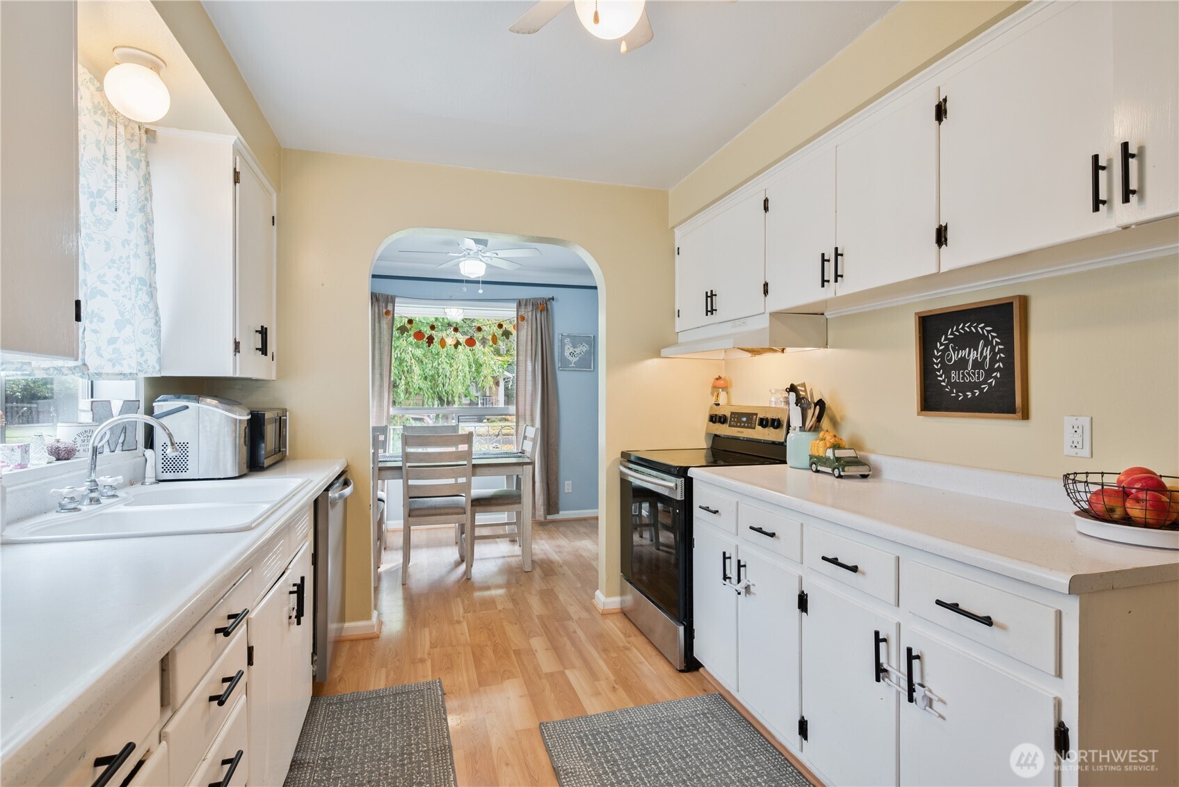 467 19th Avenue Longview, WA 98632 - Photo 9 of 30 a kitchen with granite countertop a sink stove and cabinets