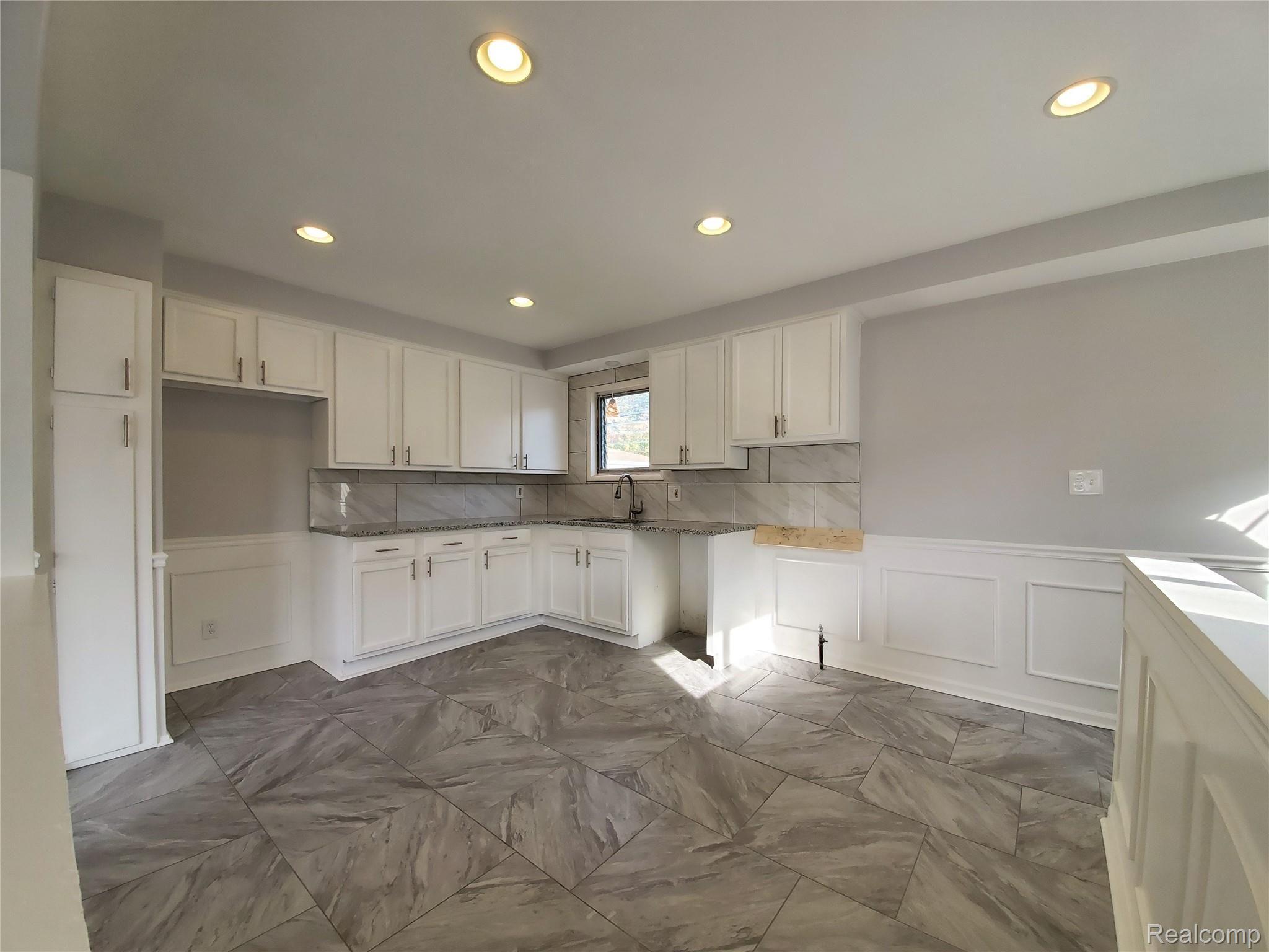 24242 Kelly Road Eastpointe, MI 48021 - Photo 4 of 31 20191109_140301.jpg