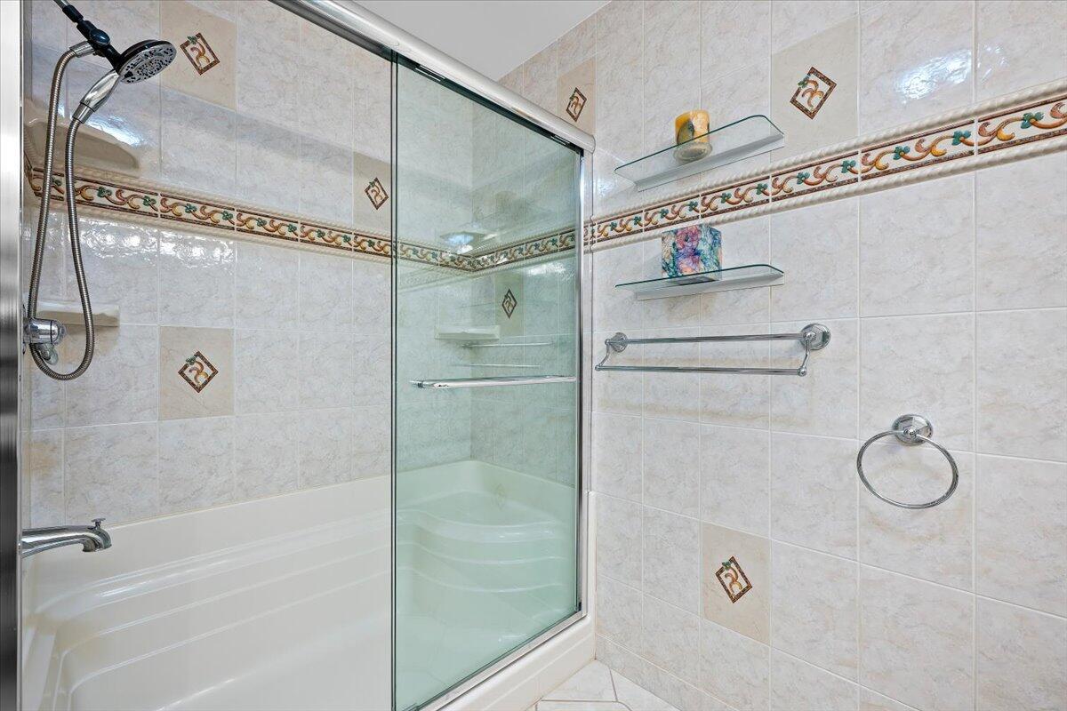 352 River Edge Road Jupiter, FL 33477 - Photo 24 of 56 Guest Bathroom