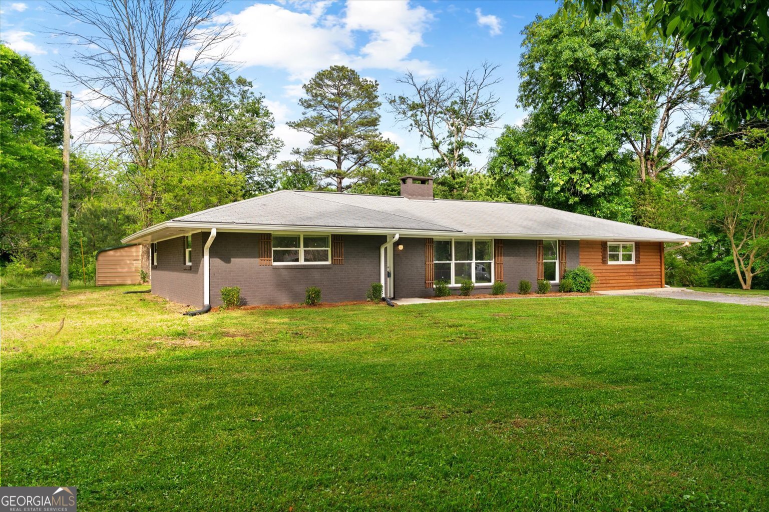 552 Dantzler Circle Dalton, GA 30721 - Photo 1 of 20 a front view of a house with a garden