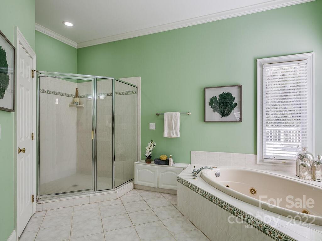 4101 High Ridge Road Charlotte, NC 28270 - Photo 13 of 38 a bathroom with a tub a sink and mirror