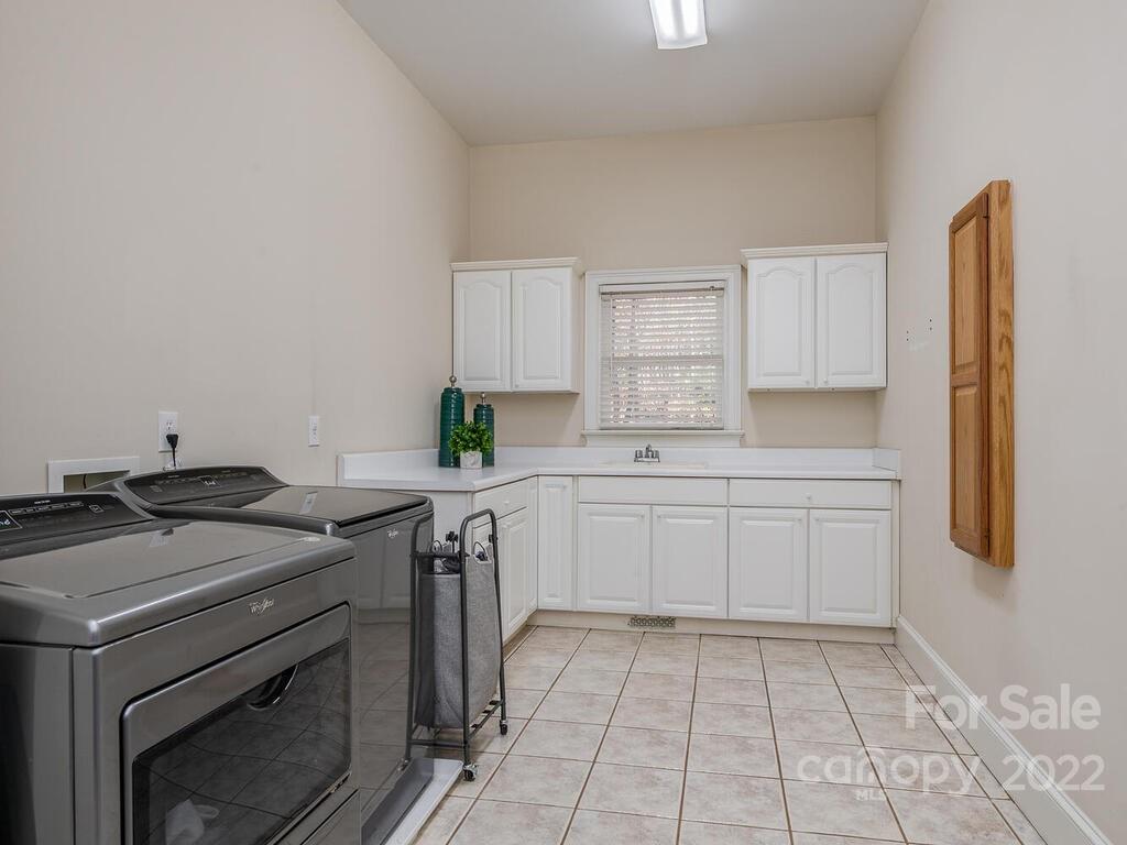 4101 High Ridge Road Charlotte, NC 28270 - Photo 16 of 38 a kitchen with a stove window and cabinets