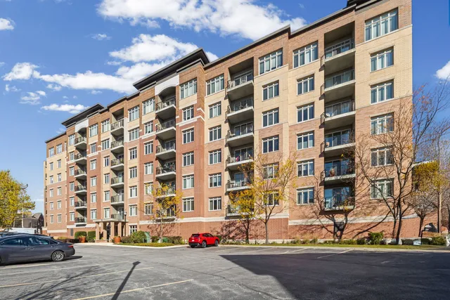 $307,900 | 1199 East Port Clinton Road, Unit 601, Vernon Hills, IL 60061