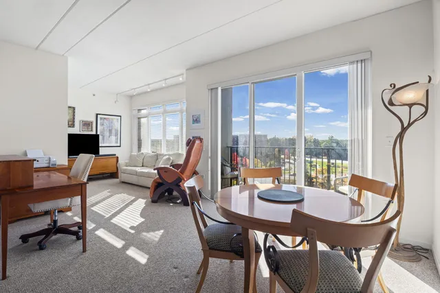 $307,900 | 1199 East Port Clinton Road, Unit 601, Vernon Hills, IL 60061