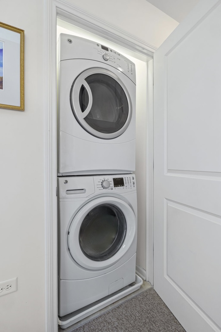 1199 East Port Clinton Road, Unit 601 Vernon Hills, IL 60061 - Photo 10 of 13 a utility room with dryer and washer