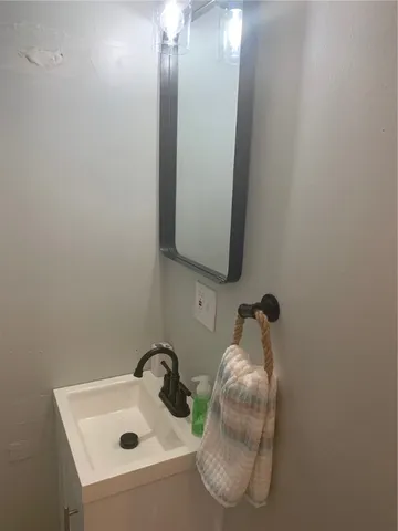 $2,600 | 33 Van Zandt Avenue, Unit 1, Newport, RI 02840