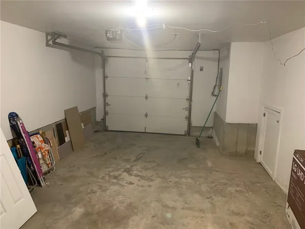 $2,600 | 33 Van Zandt Avenue, Unit 1, Newport, RI 02840