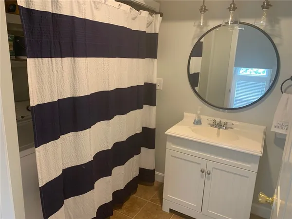 $2,600 | 33 Van Zandt Avenue, Unit 1, Newport, RI 02840