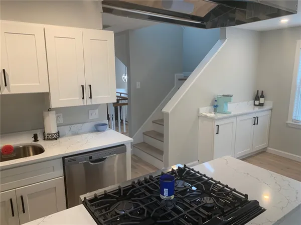 $2,600 | 33 Van Zandt Avenue, Unit 1, Newport, RI 02840