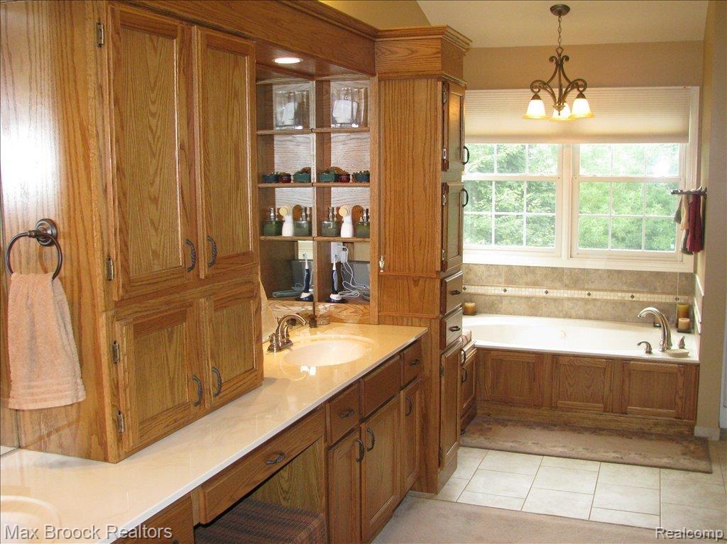 5387 Coomer Road West Bloomfield, MI 48324 - Photo 20 of 25 Master Bathroom