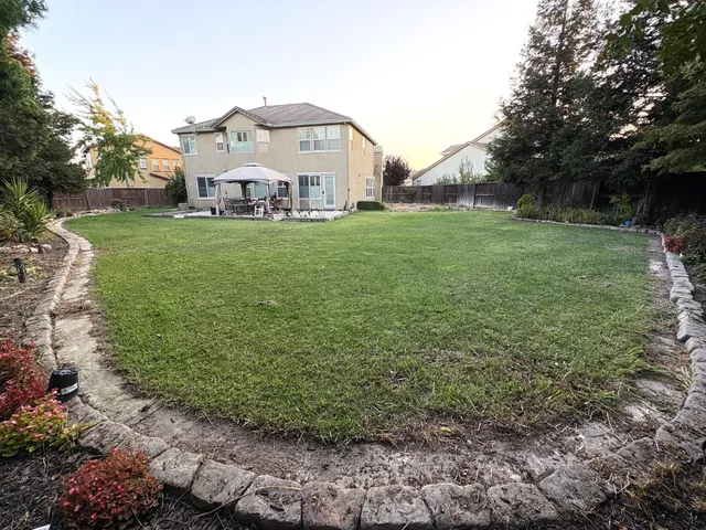 a view of a house with backyard