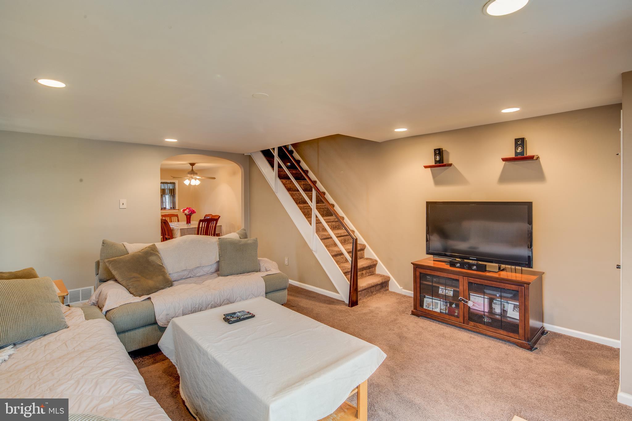 2839 Welsh Road Philadelphia, PA 19152 - Photo 4 of 19 Living Room
