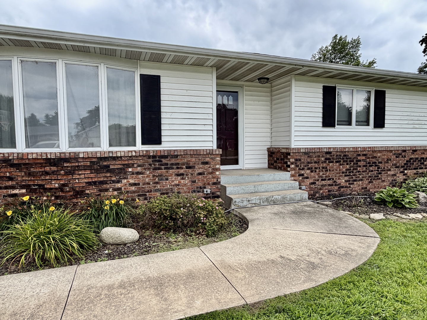 25445 Indian Ridge Road Sterling, IL 61081 - Photo 3 of 35