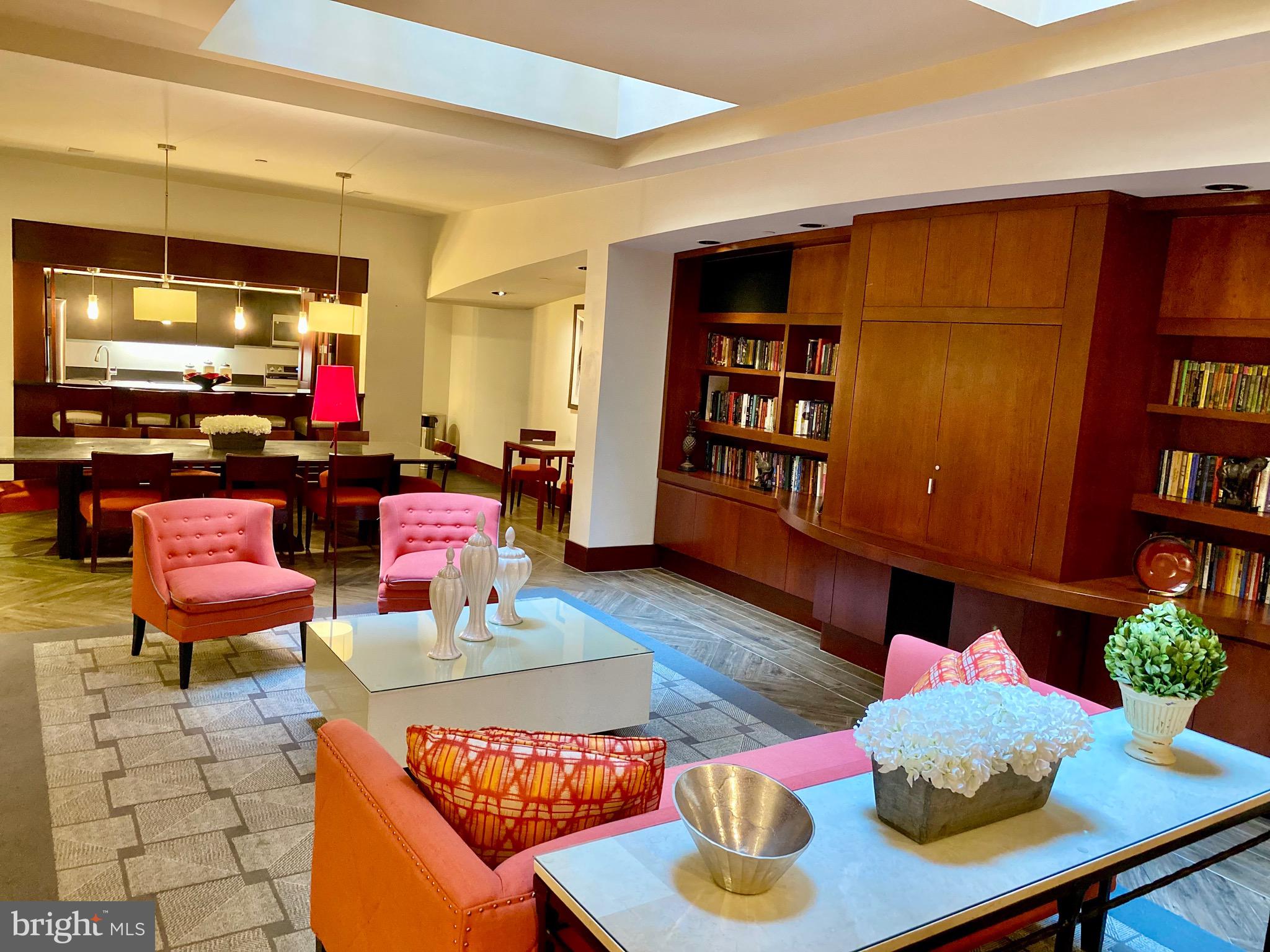1600-18 Arch Street, Unit 803 Philadelphia, PA 19103 - Photo 29 of 34 a living room with furniture and a flat screen tv