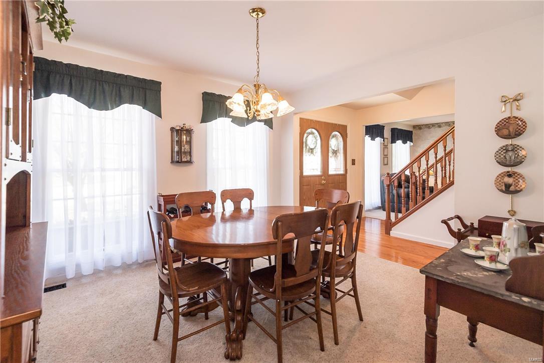 501 Oak Leaf Manor Court Ballwin, MO 63021 - Photo 3 of 40