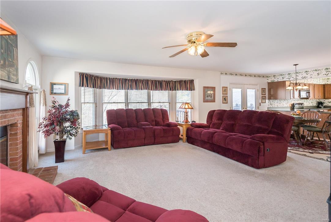 501 Oak Leaf Manor Court Ballwin, MO 63021 - Photo 4 of 40