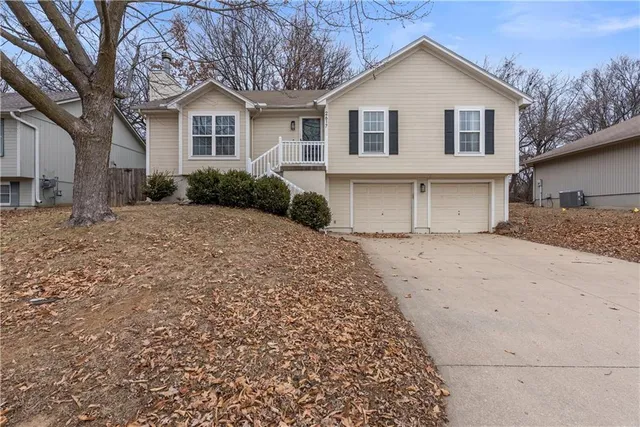 $275,000 | 2617 Northwest Richard Drive, Blue Springs, MO 64015