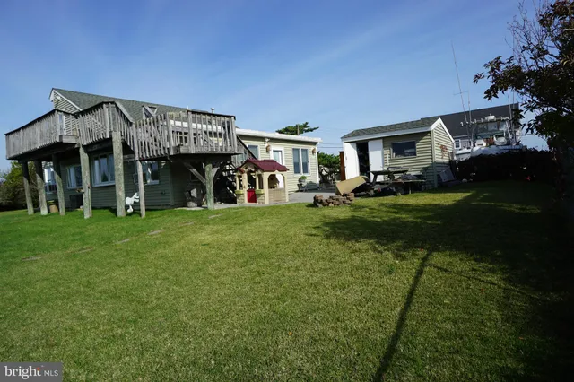 a view of a house with backyard and porch