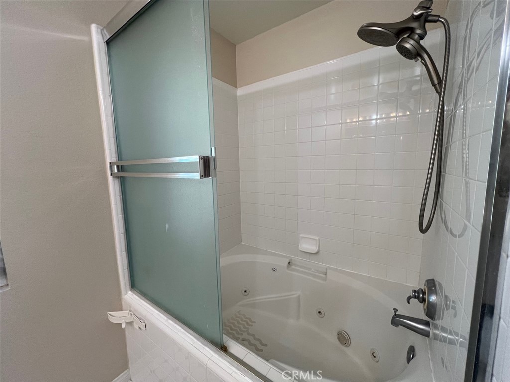 38 Gardenpath Irvine, CA 92603 - Photo 18 of 31 Jetted tub!