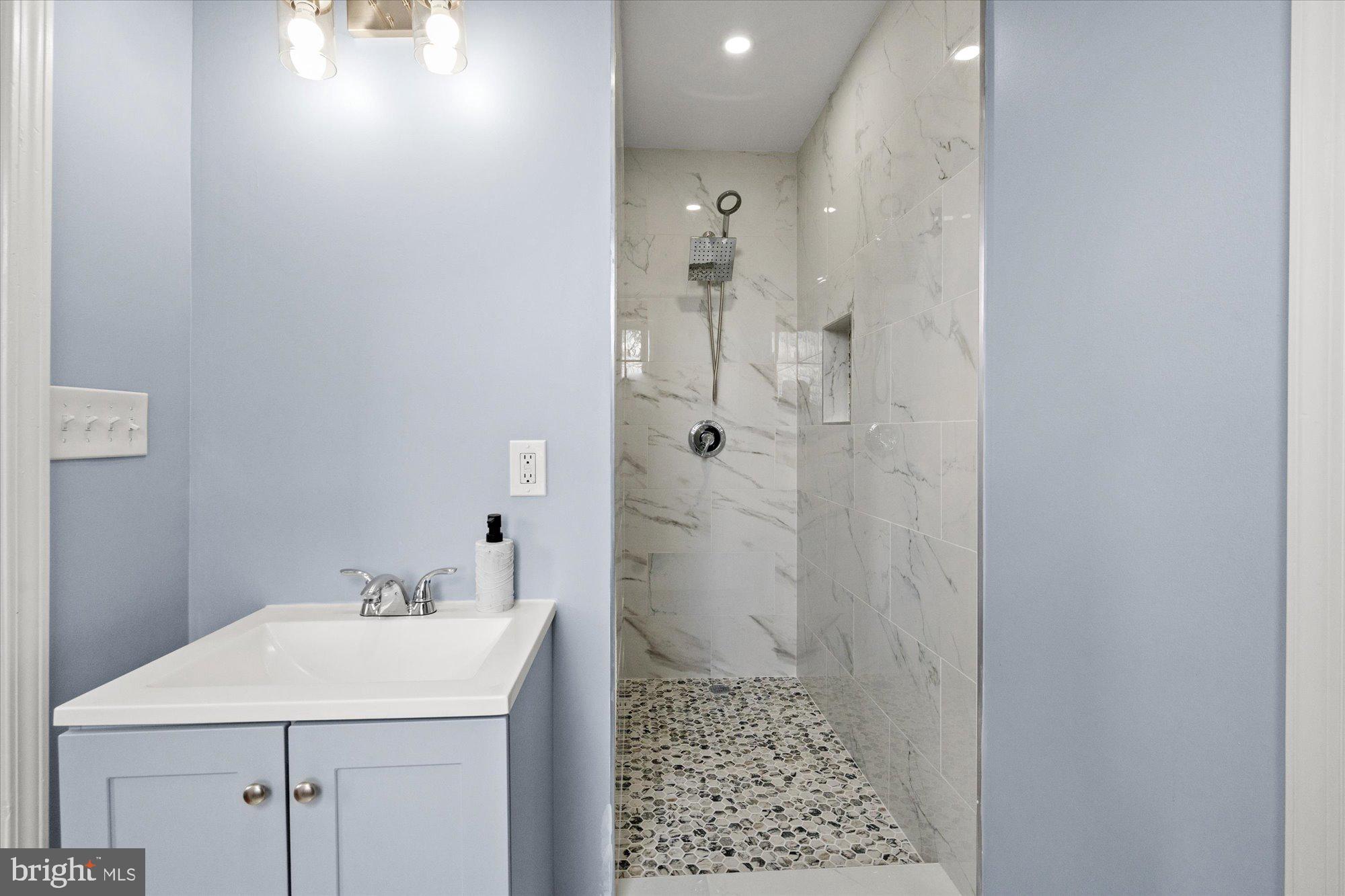 349 Kentucky Avenue Southeast Washington, DC 20003 - Photo 23 of 41 Second ensuite bath