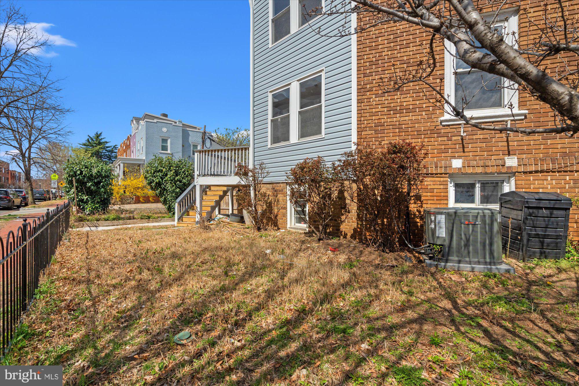 349 Kentucky Avenue Southeast Washington, DC 20003 - Photo 33 of 41 Side yard